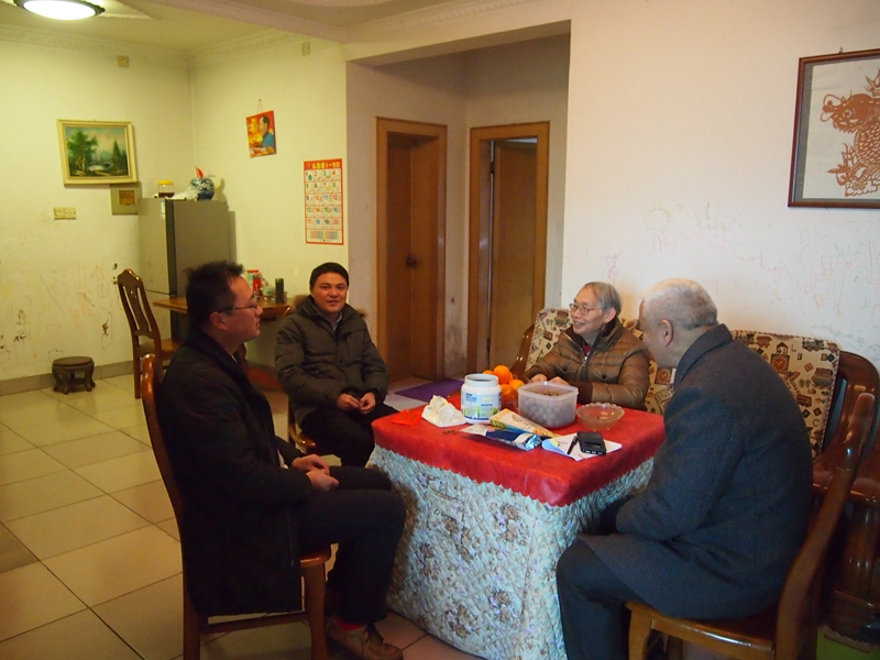 图 院党委副书记,院长王运政慰问学院原党委书记潘力